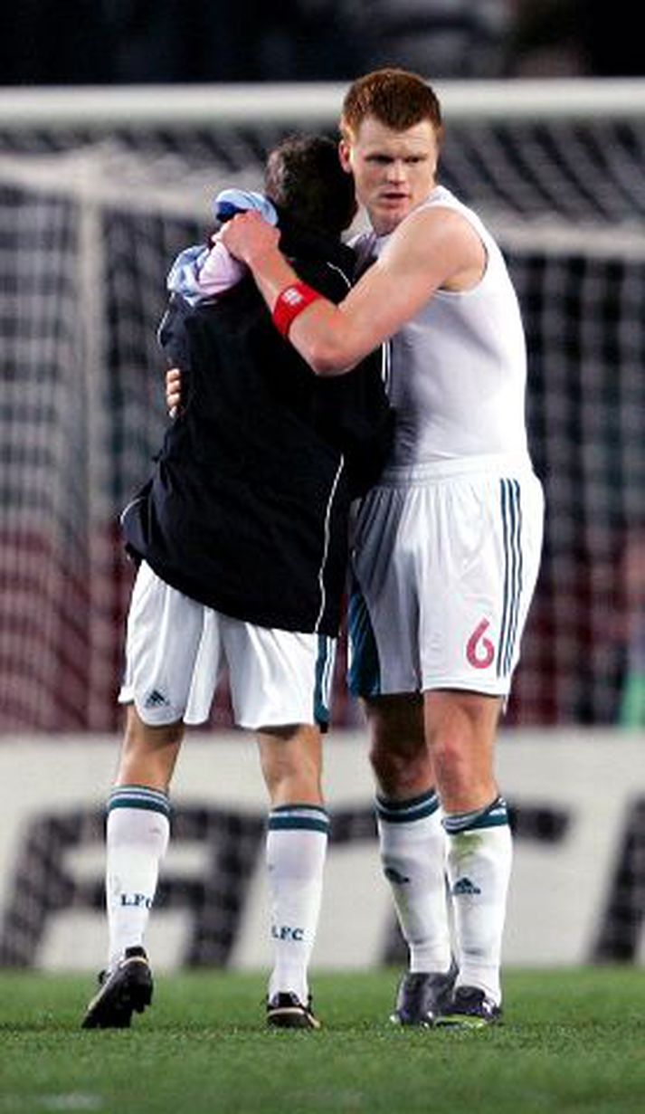 Þeir félagar Bellamy og Riise féllust í faðma eftir Barca-leikinn.
