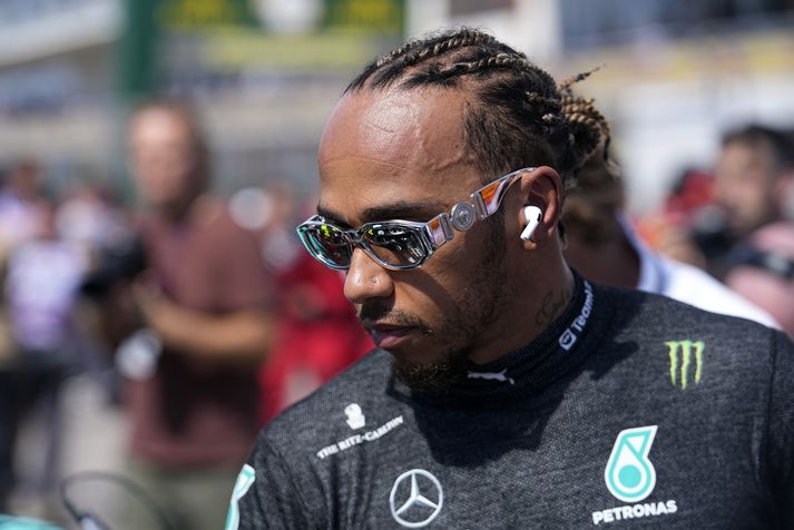 Lewis Hamilton fékk ekki átján stig eins og hann hélt að hann væri með í húsi því hann stigalaus heim eftir að hafa verið dæmdur úr keppni.