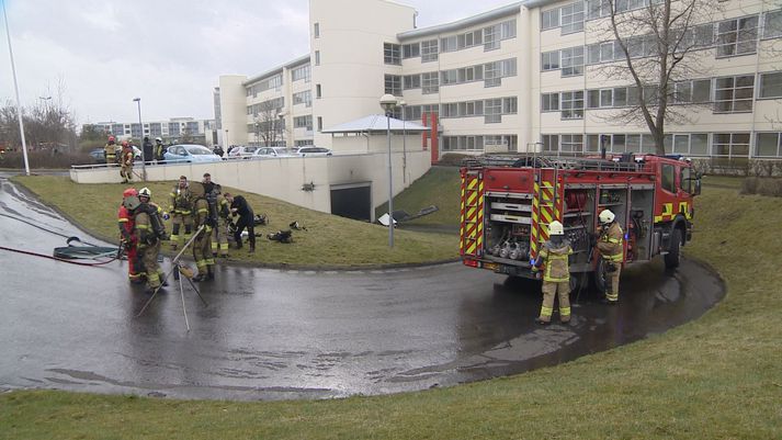 Allt tiltækt lið slökkviliðsins á höfuðborgarsvæðinu var kallað út að Sléttuvegi í morgun.