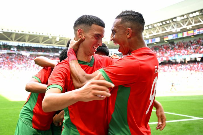 Soufiane Rahimi, til hægri, fagnar öðru marka sinna með liðsfélaga sínum Bilal el Khannouss.