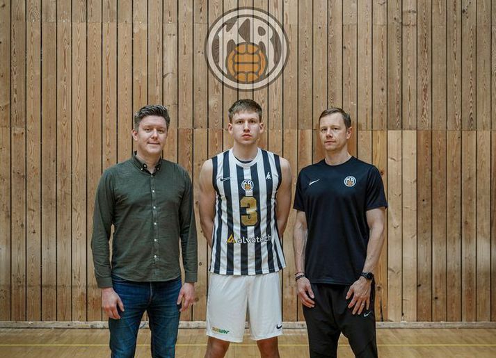 Á myndinni má sjá f.v. Hjalta Má Einarsson, stjórn KR körfu, Þorvald Orra Árnason og Jakob Örn Sigurðarson, þjálfara mfl. karla.