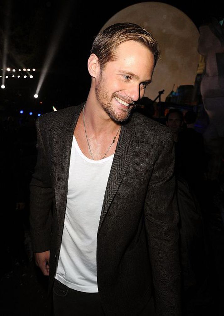 Alexander Skarsgård er í stöðugri samkeppni við Ryan Kwanten á tökustað True Blood.