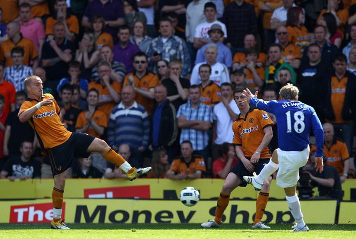 Phil Neville skorar hér í dag.