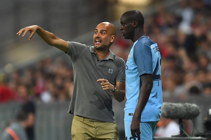 Yaya er hér ásamt Pep Guardiola, stjóra sínum hjá City.