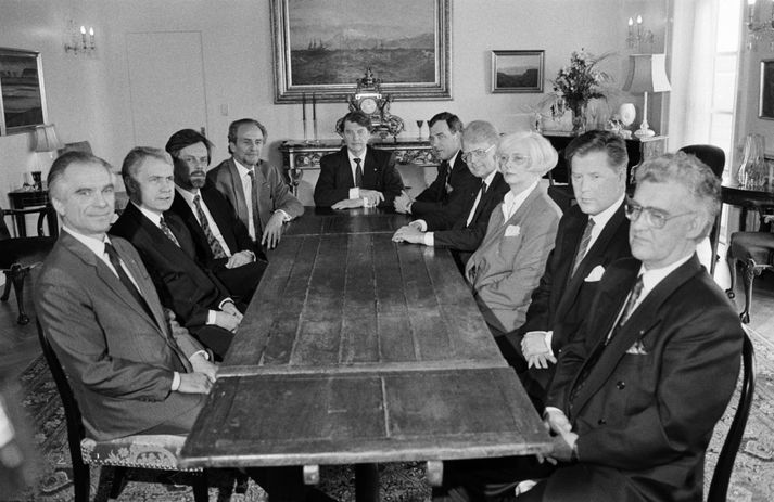 Fjögurra flokka ríkisstjórn Steingríms Hermannssonar lét af störfum 1991. Í henni sátu frá vinstri Júlíus Sólnes, Guðmundur Bjarnason, Svavar Gestsson, Jón Baldvin Hannibalsson, Steingrímur Hermannsson, Halldór Ásgrímsson, Ólafur Ragnar Grímsson, Jóhanna Sigurðardóttir, Jón Sigurðsson og Óli Þ. Guðbjartsson. 