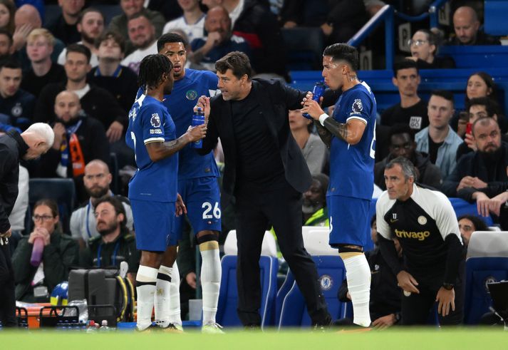Hér má sjá Pochettino reyna útskýra fyrir leikmönnum sínum að boltinn þurfi að fara í netið til að hægt sé að vinna leikinn.