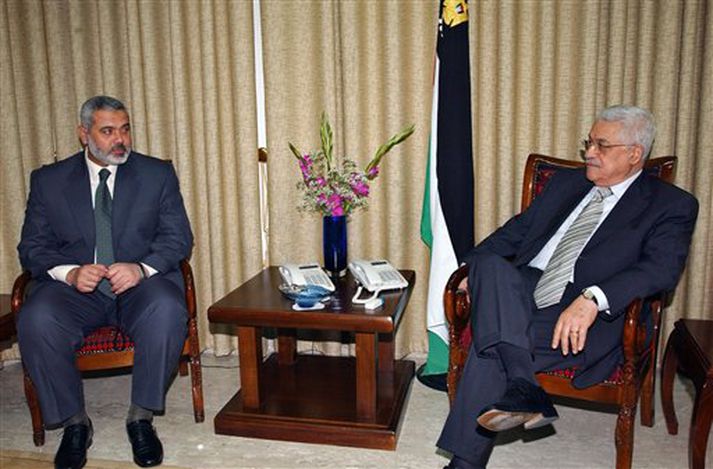 Ismail Hanieyh, leiðtogi Hamas t.v., og Mahmoud Abbas, leiðtogi Fatah t.h.