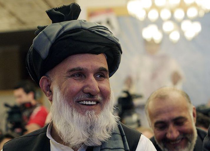 Kosningastjóri Karzais brosir breitt Haji Din Mohammed var ánægður með forskot Karzais, sem þó var harla lítið því aðeins tíu prósent atkvæða hafa verið talin.fréttablaðið/AP