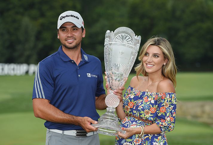 Jason Day fagnar ásamt eiginkonu sinni í kvöld.