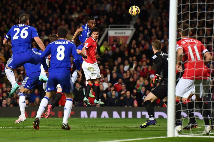 Didier Drogba skorar hér markið sitt á móti Manchester United.