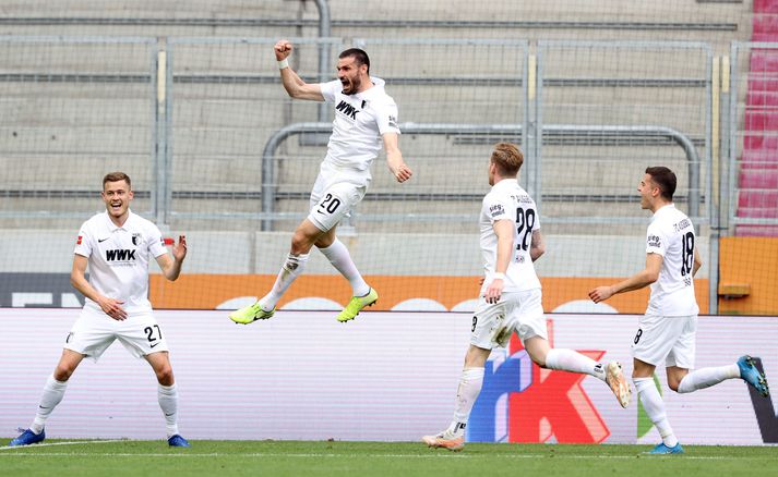 Alfreð fagnar öðru marki Augsburg í dag.