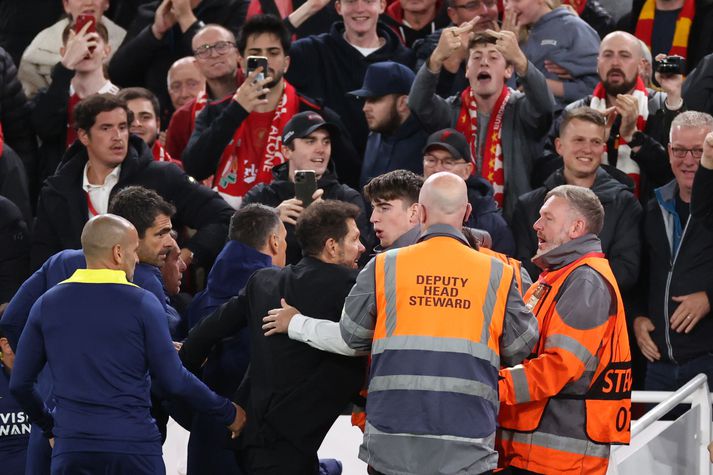 Simeone átti í útistöðum við stuðningsmann Liverpool. 