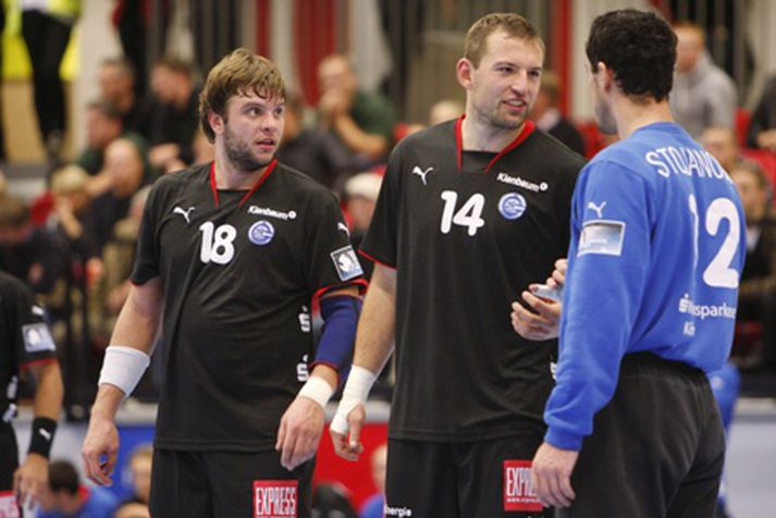 Róbert Gunnarsson og Sverre Jakobsson ræða málin við liðsfélaga sinn í Gummersbach í kvöld.