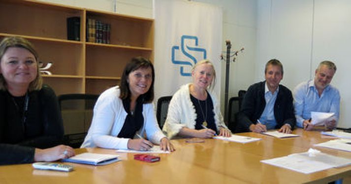 Við undirritun samningsins.