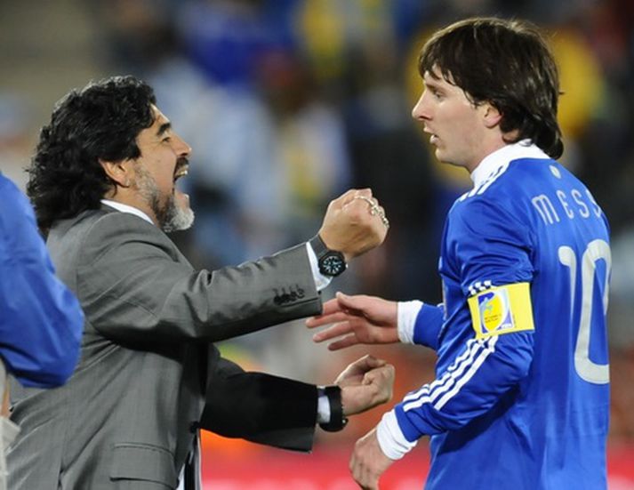 Diego Maradona fagnar með Lionel Messi eftir leikinn í kvöld.