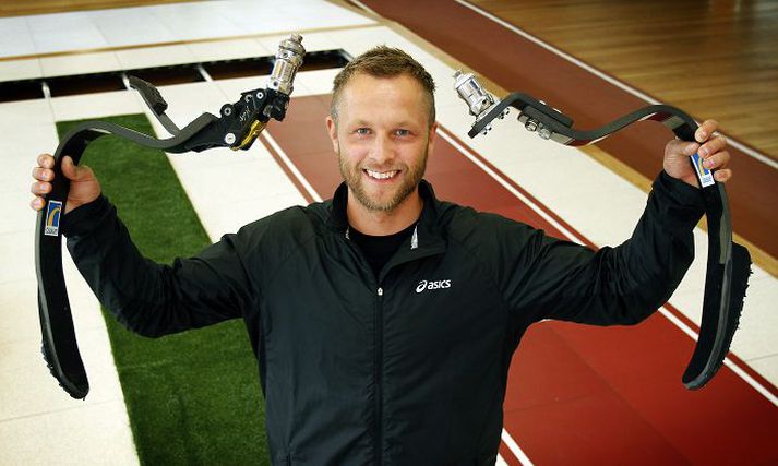 Helgi skiptir um fætur, eða fjaðrir, eftir því í hvaða grein hann er að keppa. Að gefnu tilefni skal tekið fram að fjaðrirnar eru ekki kröftugri en alvöru fætur, en þá spurningu fær Helgi mjög reglulega.