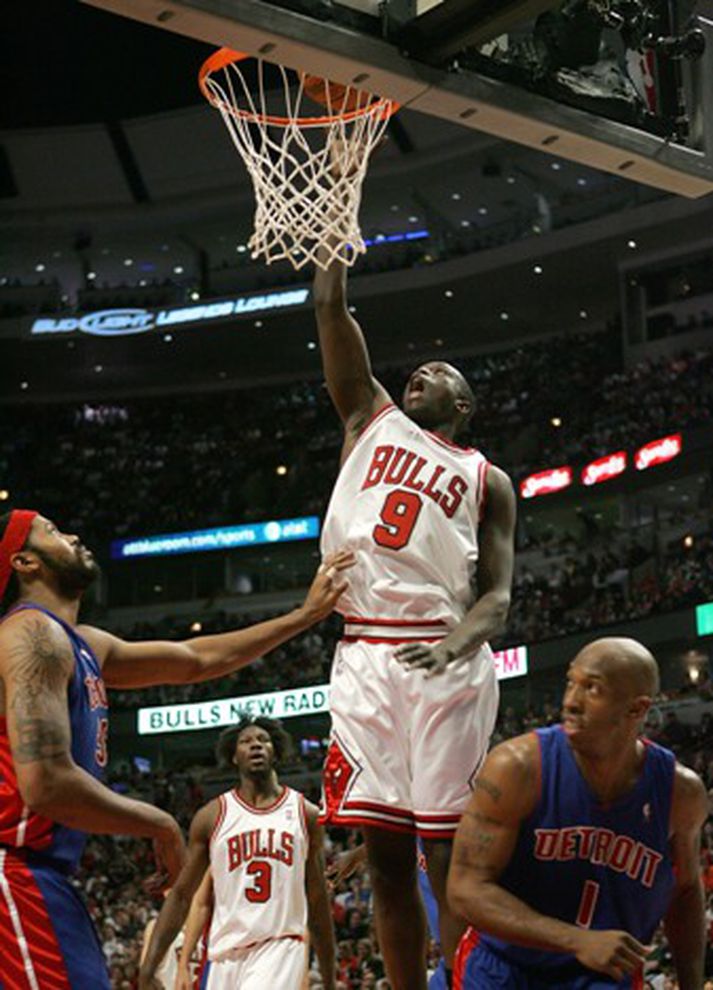 Luol Deng, leikmaður Bulls, setur hér tvö af sínum 25 stigum í leiknum í gærkvöldi.