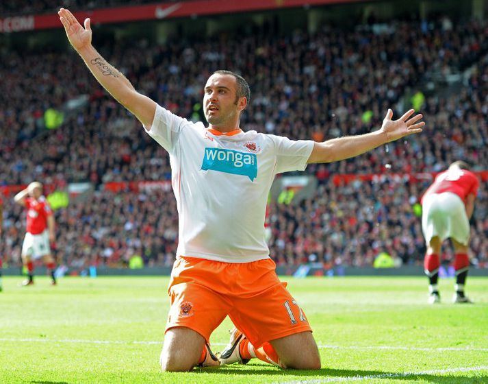 Gary Taylor-Fletcher fagnar marki sínu á Old Trafford í lokaumferðinni í fyrra.