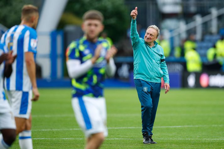 Neil Warnock verður atvinnulaus annað kvöld.