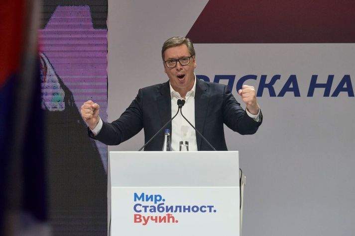 Aleksander Vucic sækist eftir endurkjöri í foretakosningum í Serbíu. Serbar ganga til kosninga í dag, bæði í forseta- og þingkosningum.