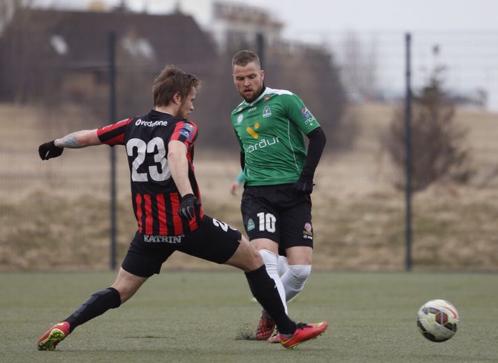 Guðjón Pétur Lýðsson og Finnur Ólafsson í baráttunni í dag.