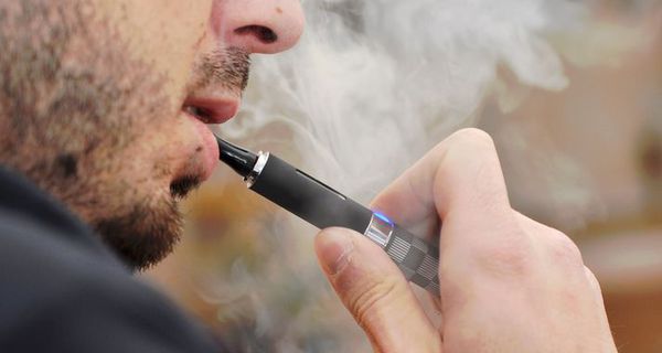 Reykjavík síðdegis - Hvetur alla til að hætta að reykja hvort sem þeir nota rafrettur eða ekki.