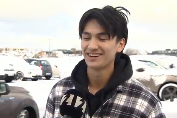 Næst set ég hann í slána og inn