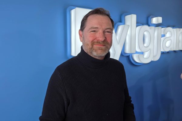 Brunaði til okkar á brandarabílnum