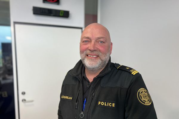 Segir menn ekkert komast hraðar áfram með hnefann á lofti 