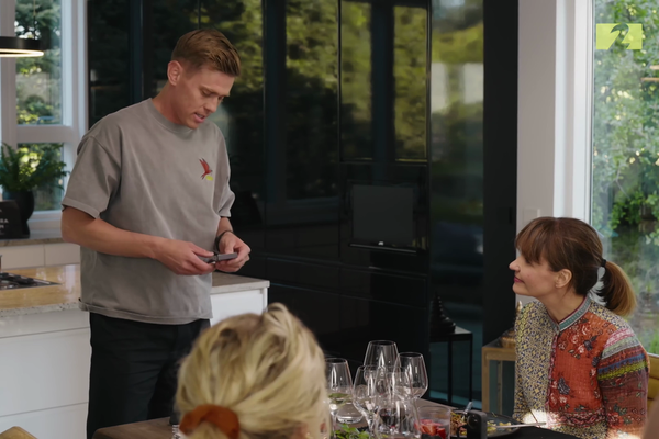 Límdi fyrir munninn á öllum við borðið