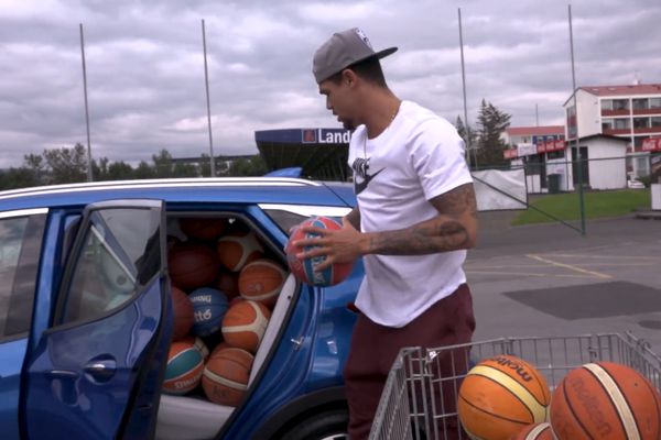 Hversu mörgum körfuboltum kemurðu í Opel Amera e?