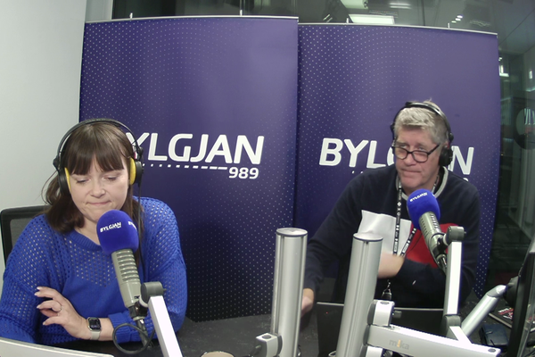 Setti þrjú vatnsglös á borðið en bjórglas fyrir mömmu sína