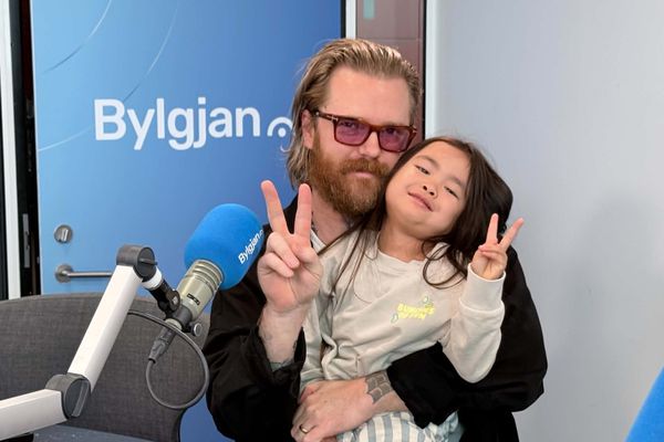 Elli Egils opnar sýningu með fjögurra ára dóttur sinni