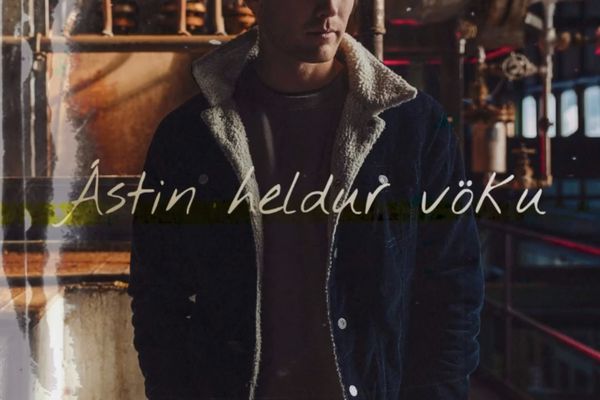 Ástin heldur vöku - Júlí Heiðar