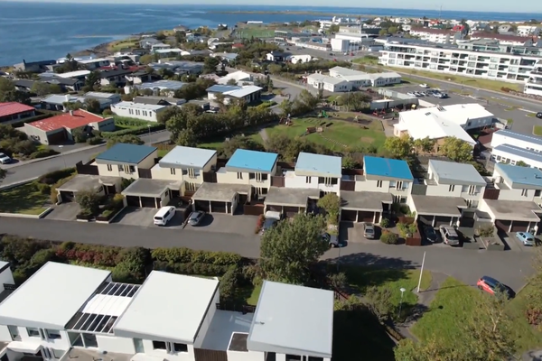 Taka raðhús úti á Nesi í gegn