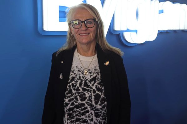 Fundu borð út í móa