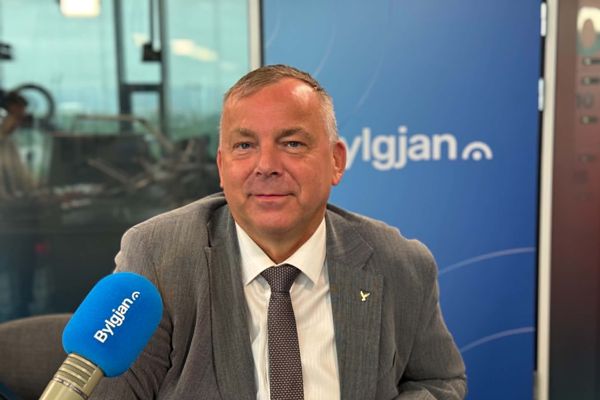 Sendi út könnun til þingmanna og hvatti þá til að hrósa hver öðrum