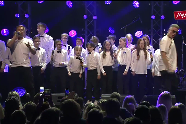 Fengu hjálp frá barnakór í Allir eru að fá sér