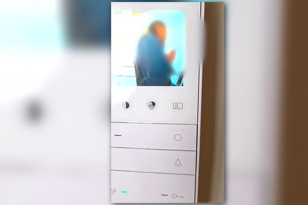 Ógnandi menn mættu fyrir utan heimili