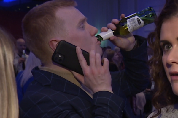 Bjór­þambari stal senunni á kosninga­vöku Sjálf­­stæðis­­flokksins