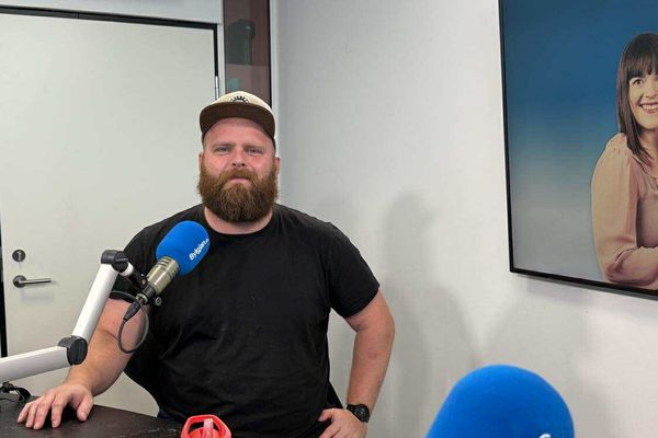 „Hún er æxlið að syngja til mín“