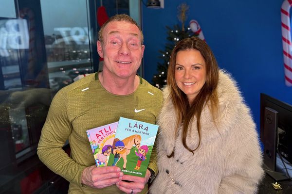 Birgitta með Láru og Atla með sér