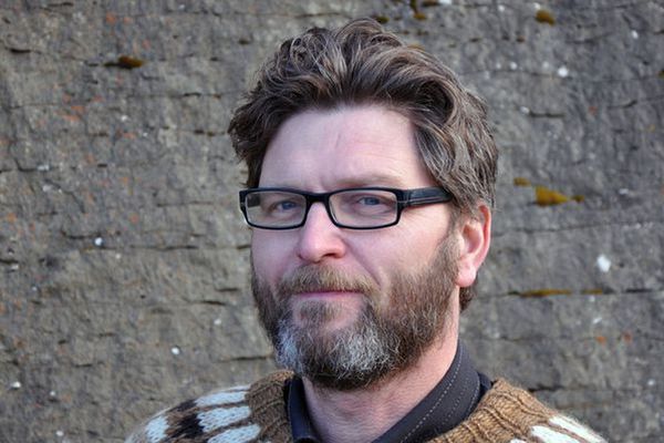 Strandamaður sem lýsir upp veröld sem var