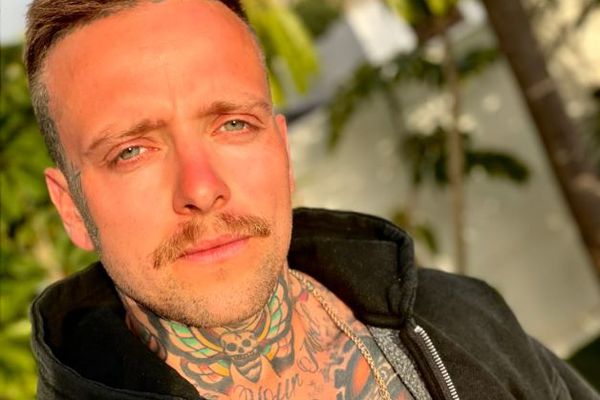 Æfir fyrir Iron man á meðan hann skipuleggur metalfestival