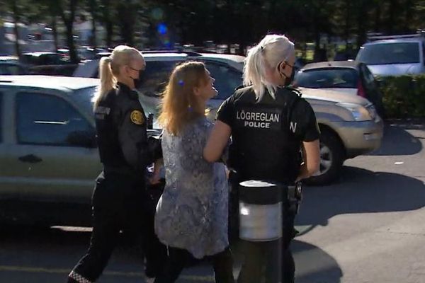 Reykjavík síðdegis - Handjárnuð eftir að neita að setja upp grímu. Sólveig Lilja tjáir sig.