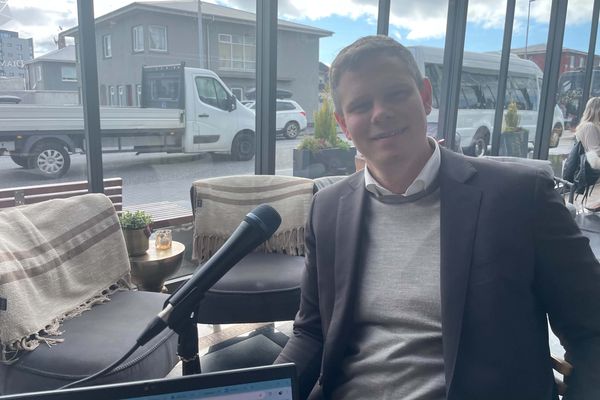 Skólaballs-staurinn enn á sama stað