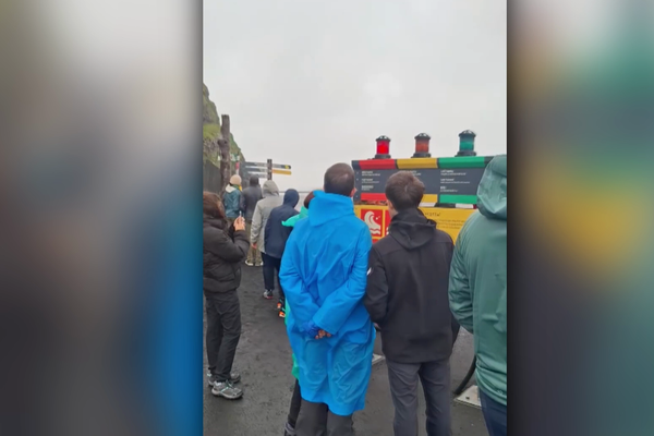 Rautt ljós í Reynisfjöru