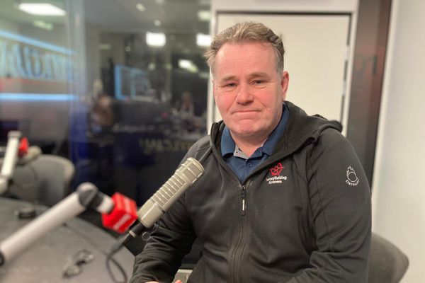 Halda lífeyrissjóðir uppi háum vöxtum?