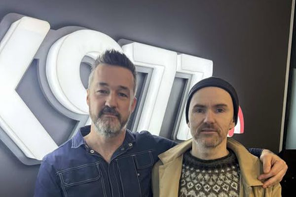 Dýr og frægur pródúsent ákvað að vera heima og reykja gras