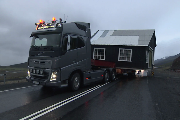 Fluttu gamalt hús frá Akureyri á Refsstaði